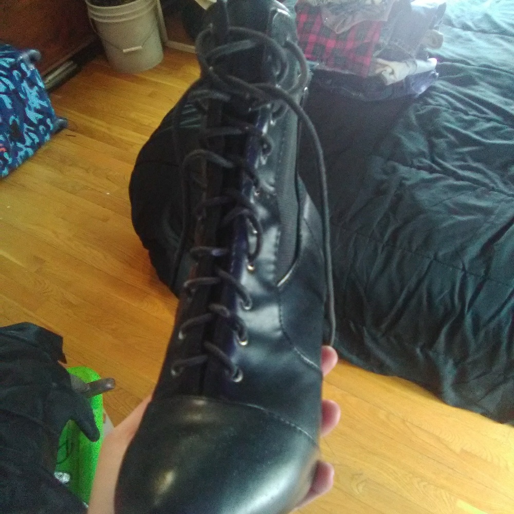 Shoes - Picture 2 of 6
